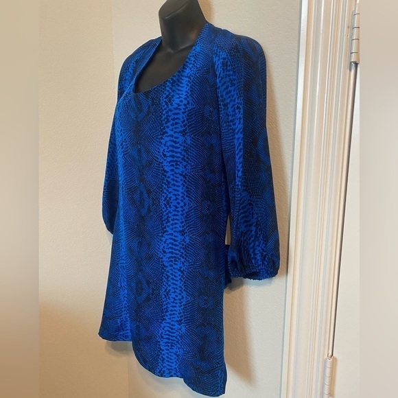 Jay Godfrey silk blue snakeskin/crocodile print long blouse sz 6, back cut out - Picture 2 of 4